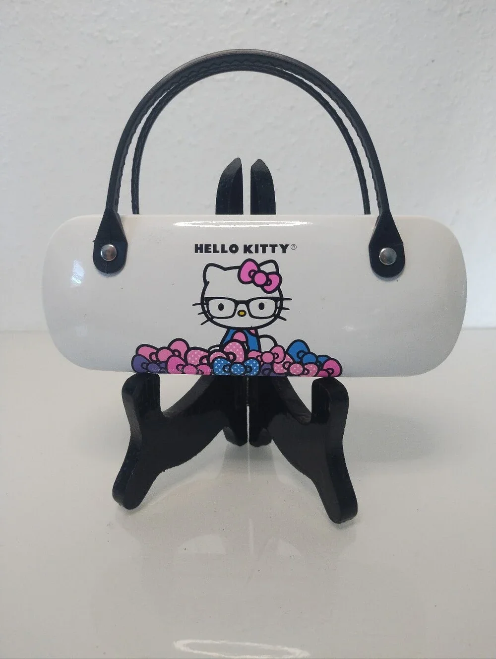 Officially licensed Sanrio Hello Kitty hard-shell hardshell eyeglass case
